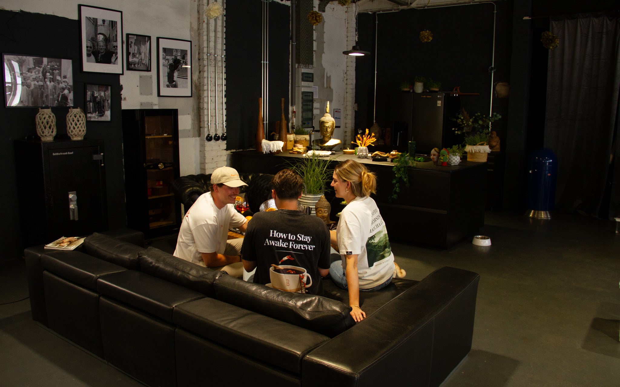 Bengel & Göre Lounge – Gruppe auf Sofa mit Coffee- und Matcha-Tees