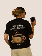 Rückseite des schwarzen Heavy Tee „How To Stay Awake Forever“ mit Kaffeetassen-Print von Bengel & Göre.
