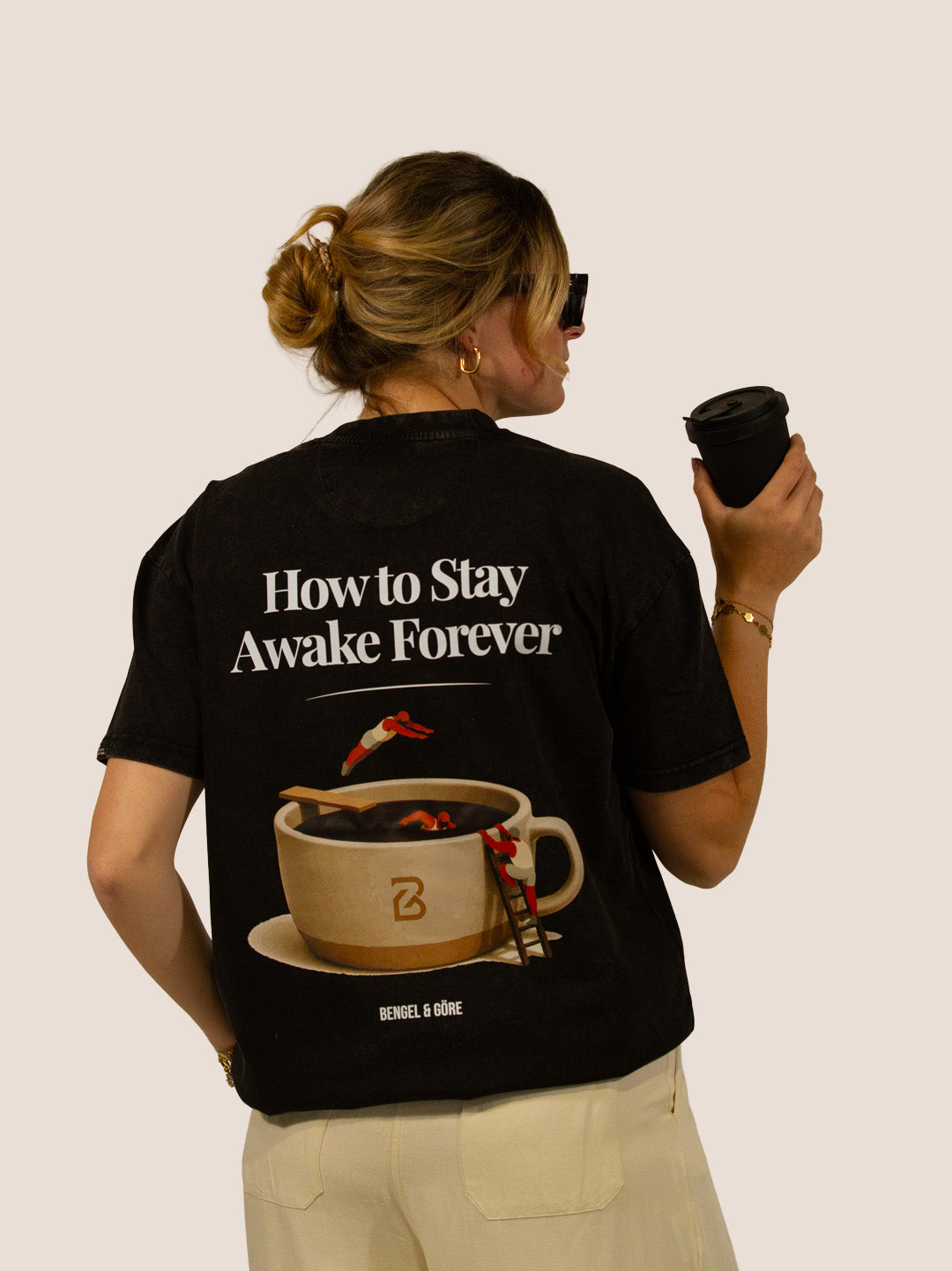 Rückseite des schwarzen Heavy Tee „How To Stay Awake Forever“ mit Kaffeetassen-Print von Bengel & Göre.