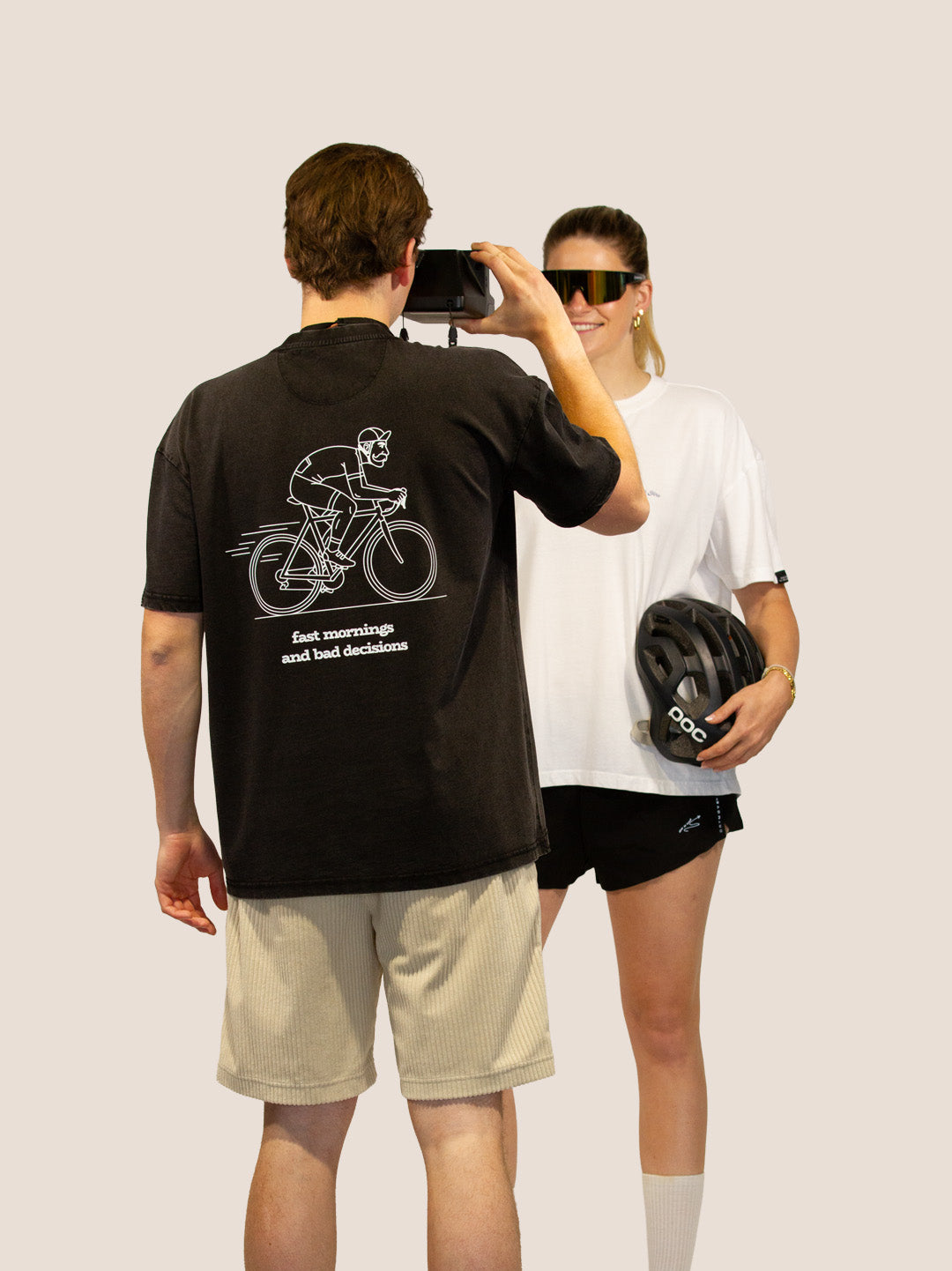 Rückseite des schwarzen Heavy Tee „Fast Mornings and Bad Decisions“ mit Rennrad-Line-Art von Bengel & Göre.