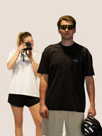 Mann im schwarzen Bengel & Göre Heavy Tee mit Rennrad-Sonnenbrille und POC-Helm, Radsport-Look, Vorderseite.