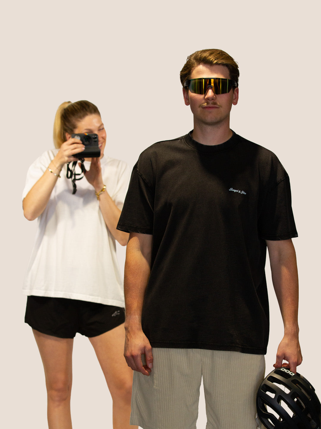 Mann im schwarzen Bengel & Göre Heavy Tee mit Rennrad-Sonnenbrille und POC-Helm, Radsport-Look, Vorderseite.