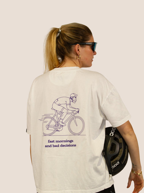 Rückseite des Off-White Heavy Tee „Fast Mornings and Bad Decisions“ mit lila Rennrad-Print, Frau mit Helm.