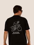 Rückseite des schwarzen Heavy Tee „Fast Mornings and Bad Decisions“ mit weißer Rennrad-Line-Art, Mann.