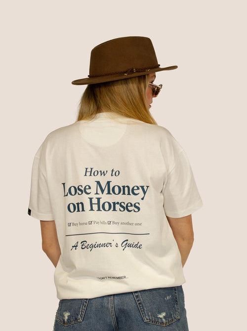 Rückseite des Off-White Heavy Tee „How To Lose Money On Horses – A Beginner’s Guide“ von Bengel & Göre.