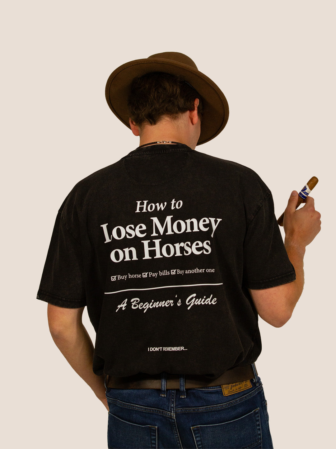 Rückseite des schwarzen Heavy Tee „How To Lose Money On Horses“ mit weißem Text-Print, Mann mit Zigarre.