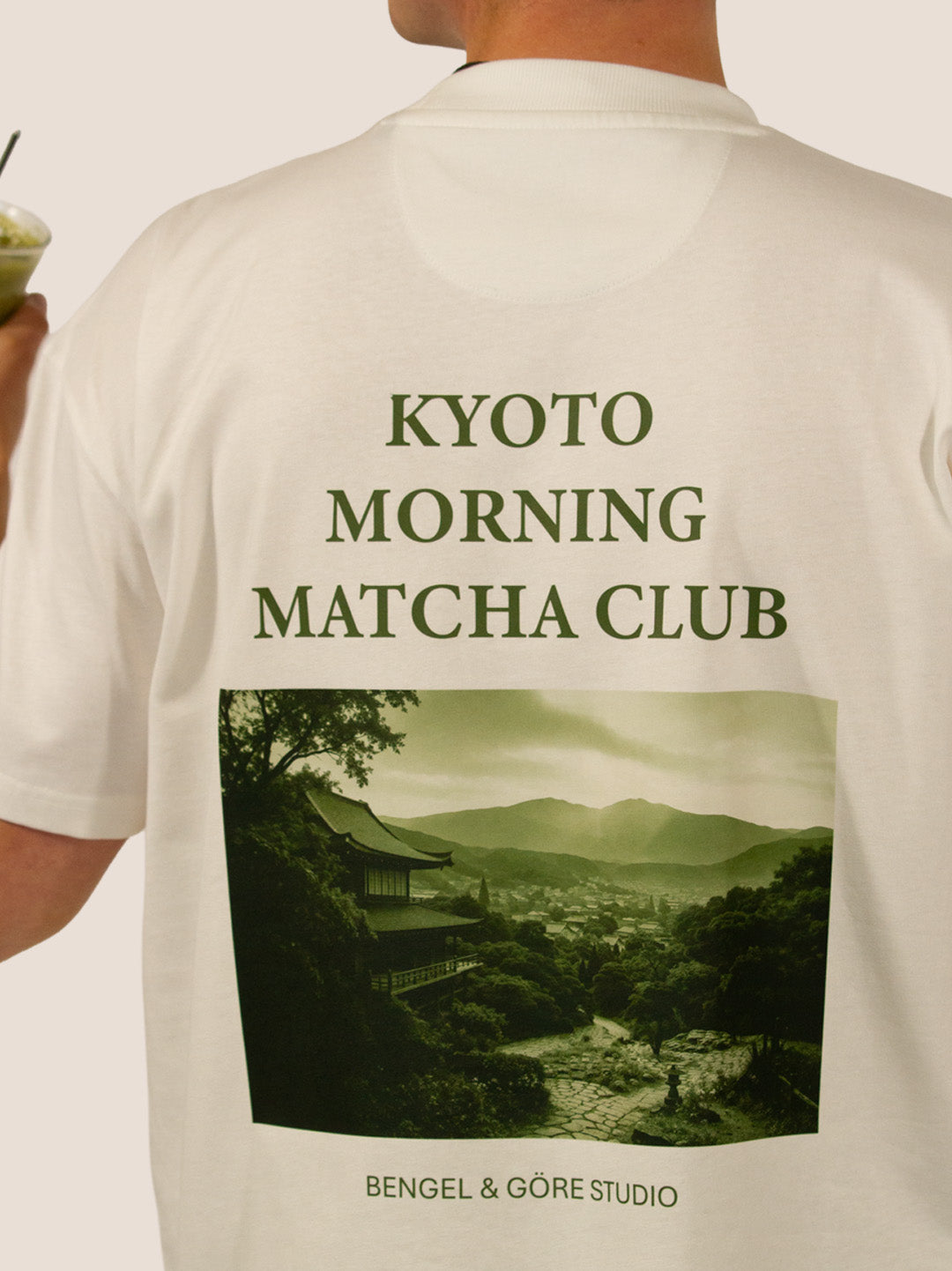 Nahaufnahme Rückenprint „Kyoto Morning Matcha Club“ mit grünem Kyoto-Foto auf Off-White Heavy Tee.
