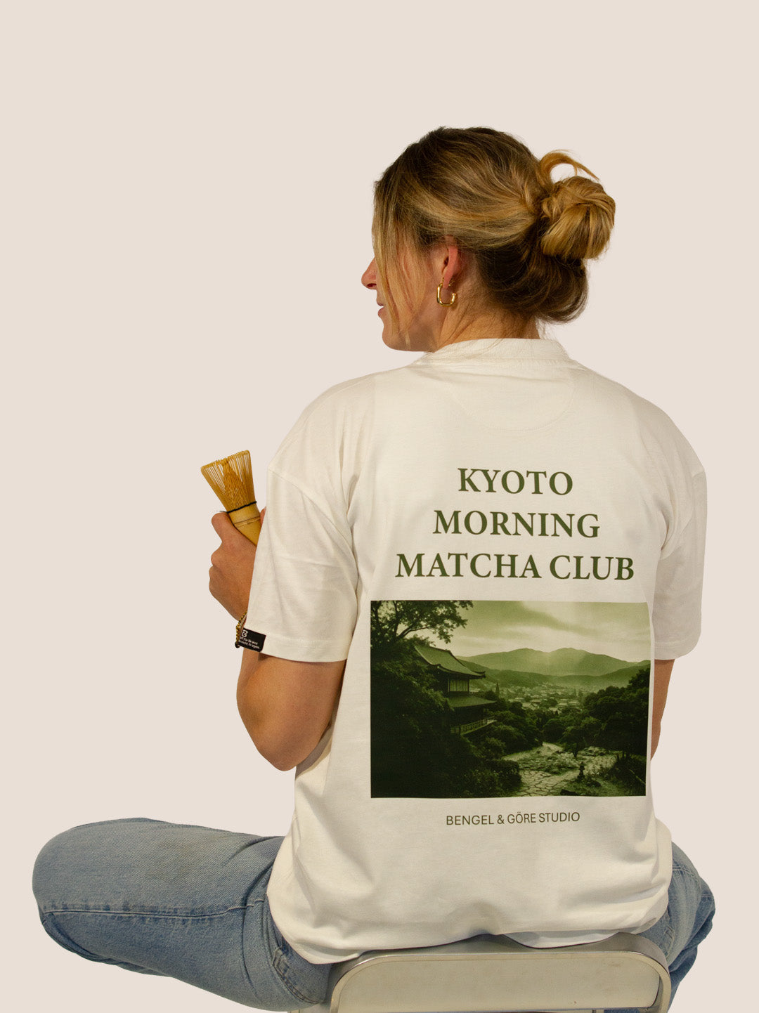 Rückseite des Off-White Heavy Tee „Kyoto Morning Matcha Club“ mit Kyoto-Print, Frau mit Matcha-Besen.