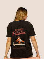 Rückseite des schwarzen Heavy Tee „Reformer Pilates“ mit Reformer-Illustration von Bengel & Göre.