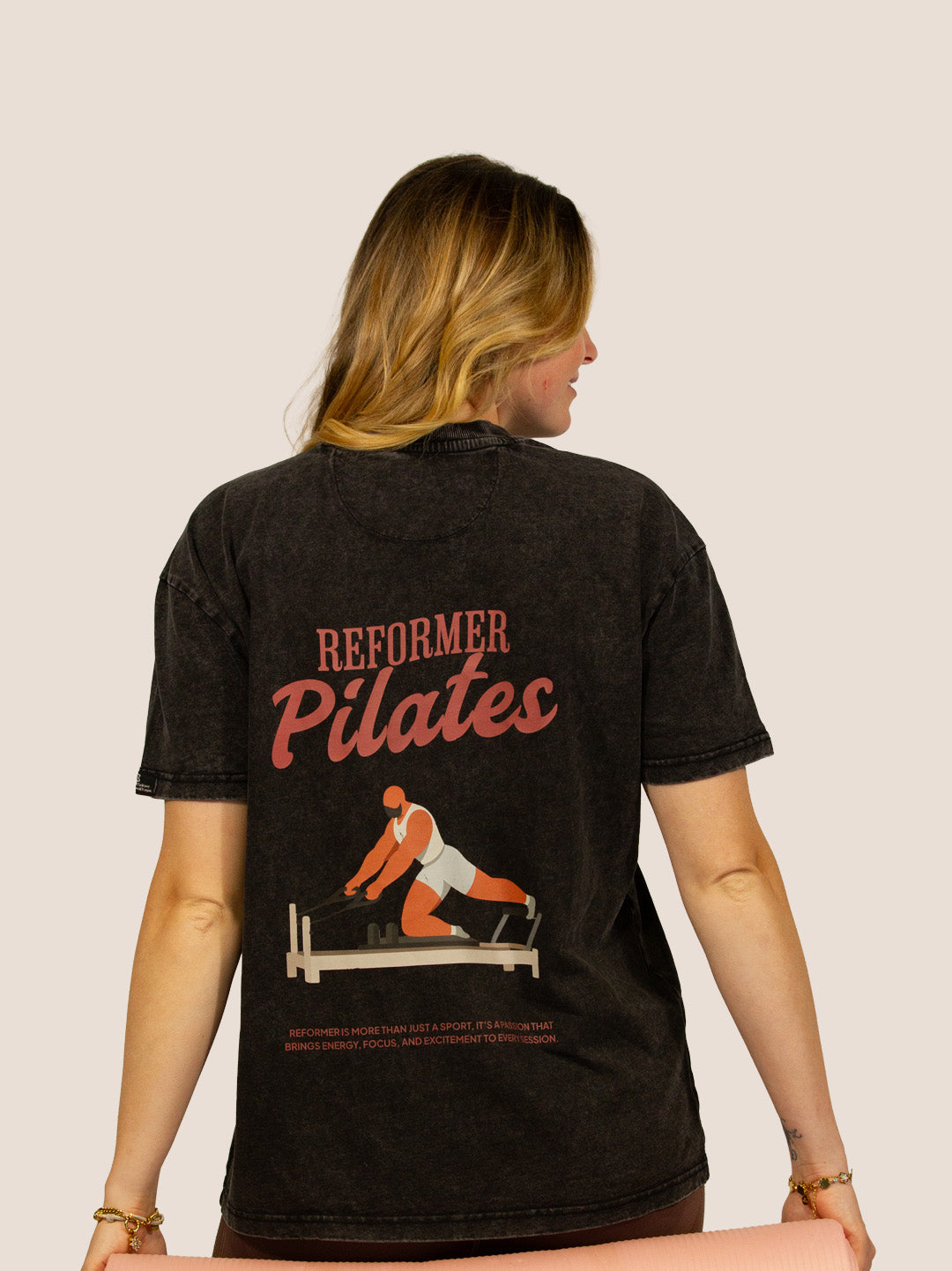 Rückseite des schwarzen Heavy Tee „Reformer Pilates“ mit Reformer-Illustration von Bengel & Göre.