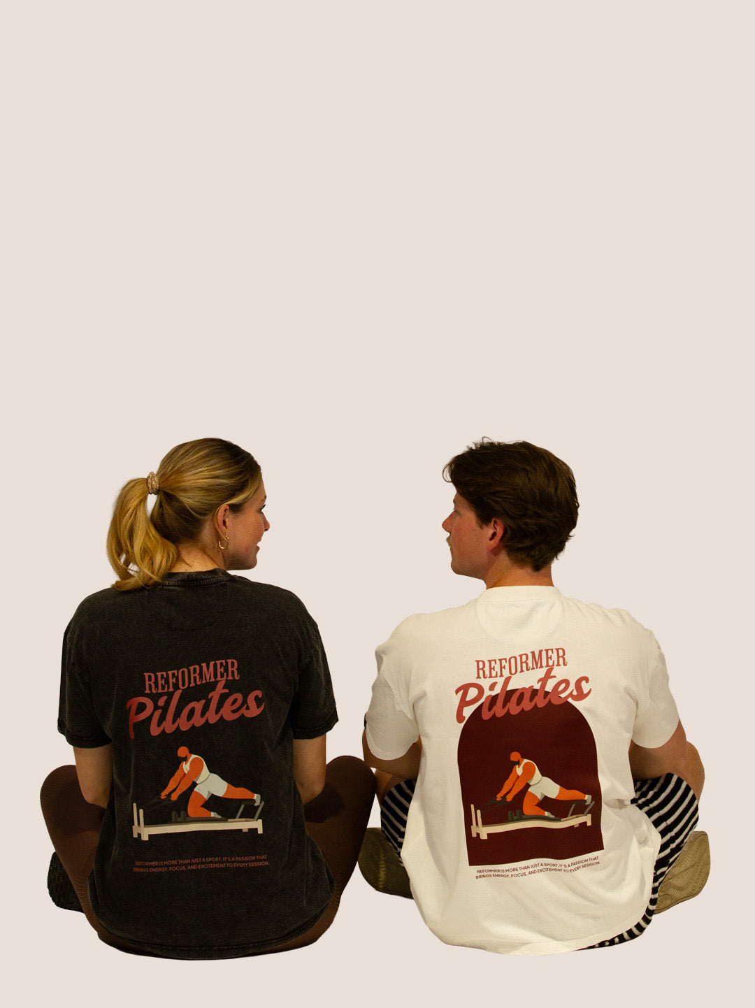 Frau und Mann sitzend in Bengel & Göre „Reformer Pilates“ Heavy Tees, Rückenprints in Schwarz und Off-White.