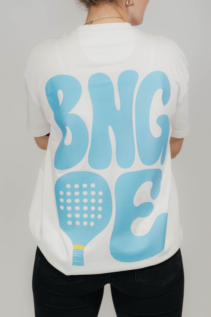 Rückseite des Off-White Heavy Tee „BNGOE Padel“ mit hellblauem Bubble-Schriftzug und Padel-Schläger.