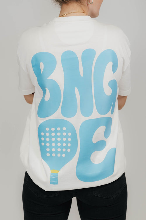 Rückseite des Off-White Heavy Tee „BNGOE Padel“ mit hellblauem Bubble-Schriftzug und Padel-Schläger.