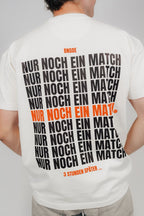 Nahaufnahme Rückenprint „Nur noch ein Match … 3 Stunden später“ auf Off-White Heavy Tee von Bengel & Göre.