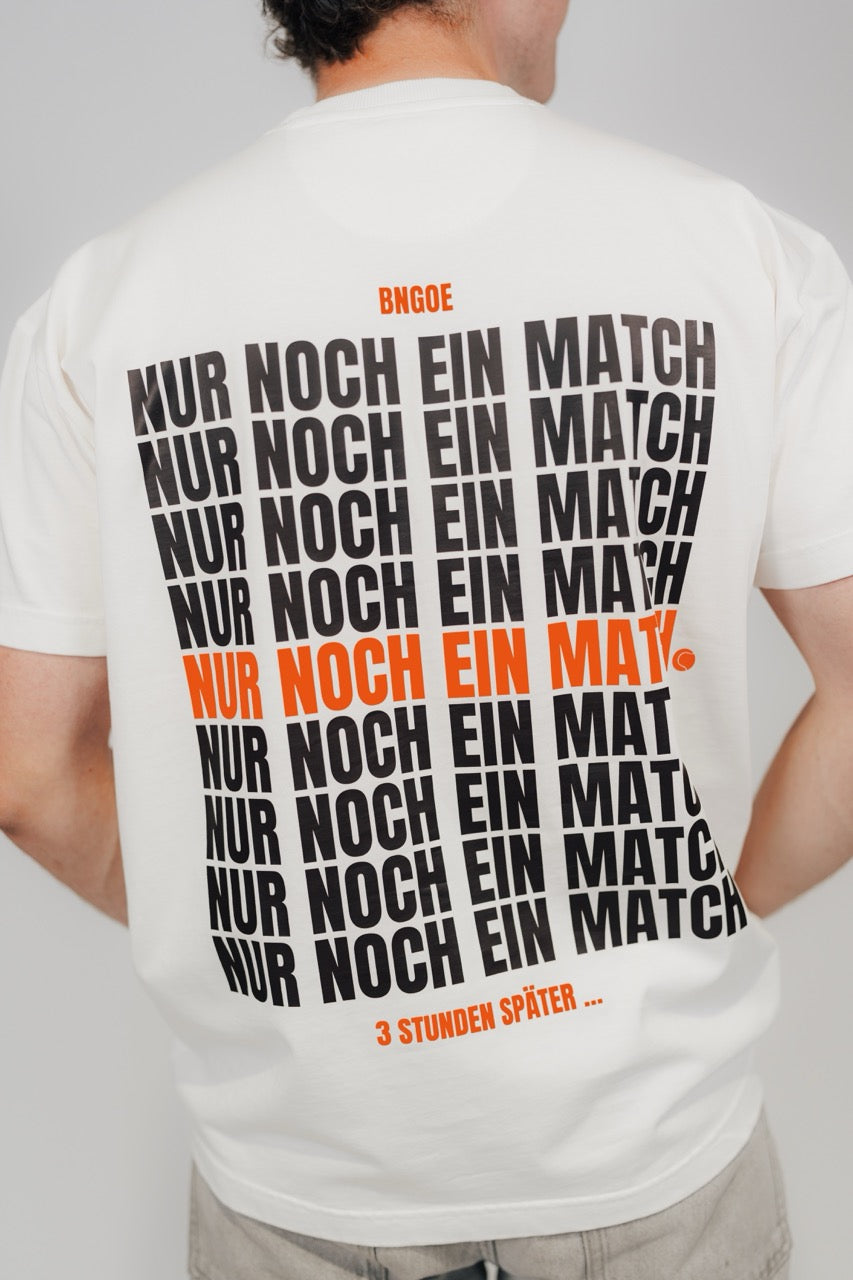 Nahaufnahme Rückenprint „Nur noch ein Match … 3 Stunden später“ auf Off-White Heavy Tee von Bengel & Göre.