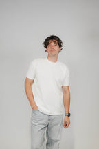 Mann im Off-White Bengel & Göre Heavy Tee mit Ton-in-Ton-Brust-Schriftzug, Vorderseite.