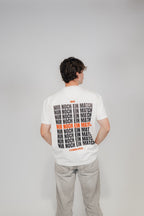 Mann im Off-White „Nur Noch Ein Match“ Heavy Tee, Rückenprint in Schwarz und Orange.