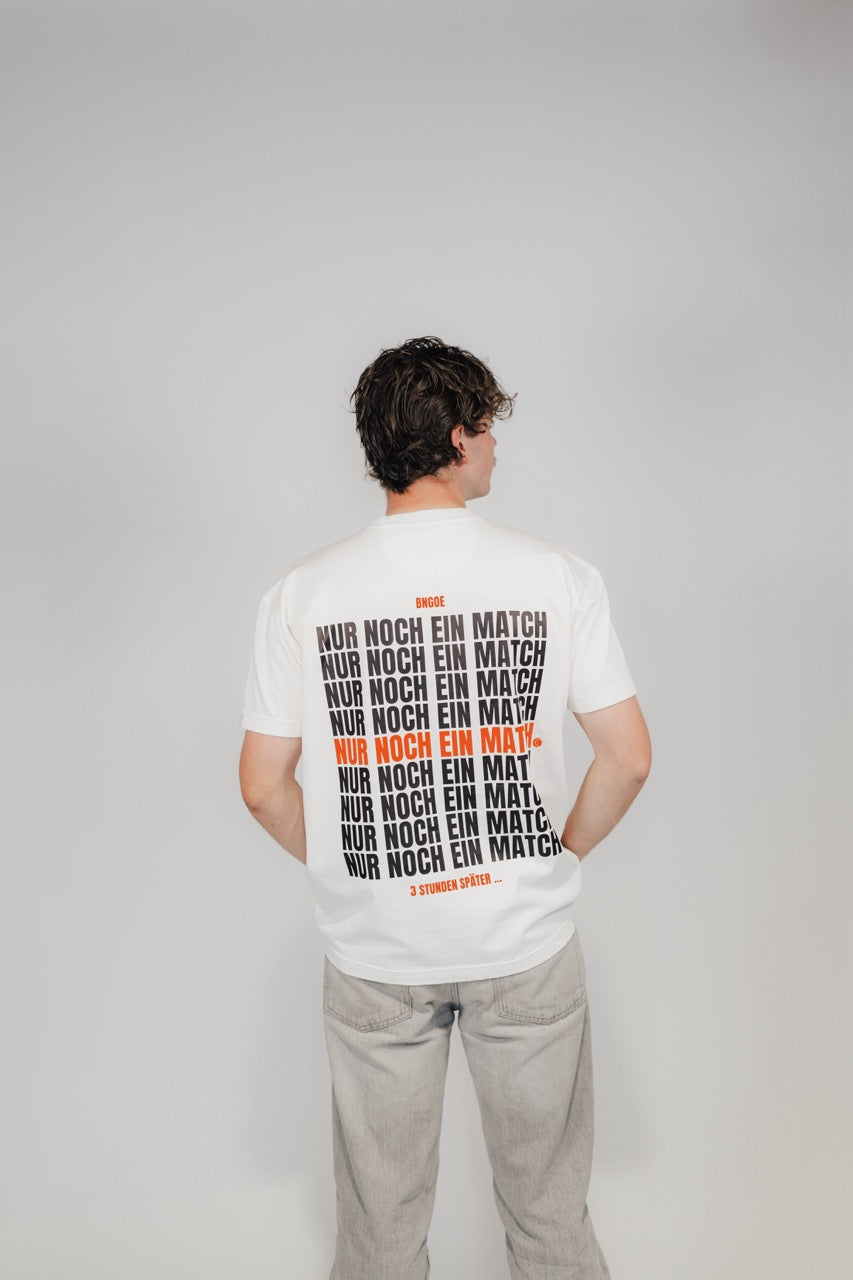 Mann im Off-White „Nur Noch Ein Match“ Heavy Tee, Rückenprint in Schwarz und Orange.