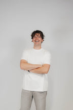 Lachender Mann mit verschränkten Armen im Off-White Bengel & Göre Heavy Tee, Vorderseite.