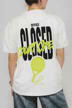 Nahaufnahme Rückenprint „Office Closed – Court Open“ in Schwarz und Neongelb auf Off-White Heavy Tee.