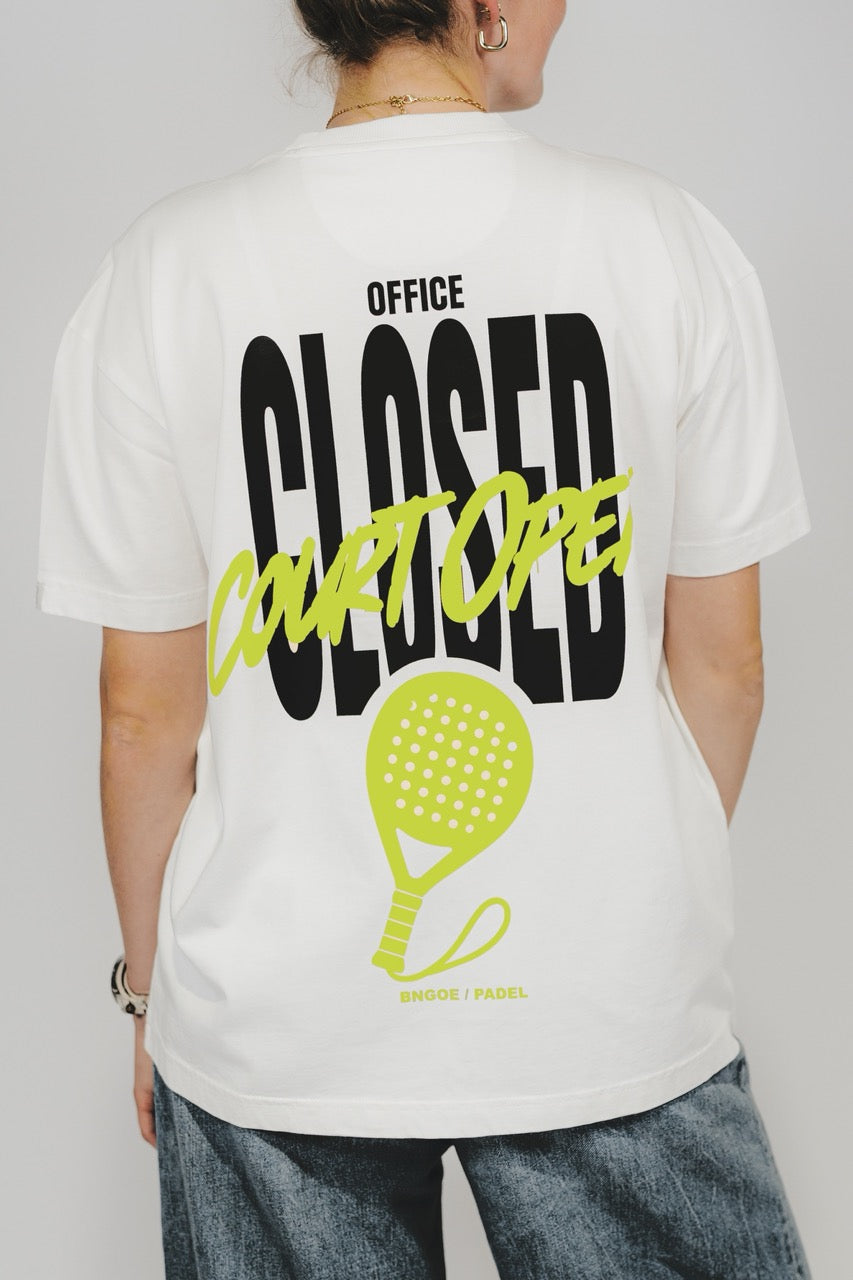 Nahaufnahme Rückenprint „Office Closed – Court Open“ in Schwarz und Neongelb auf Off-White Heavy Tee.