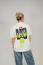 Frau im Off-White „Office Closed Court Open“ Heavy Tee von Bengel & Göre, Rückansicht.