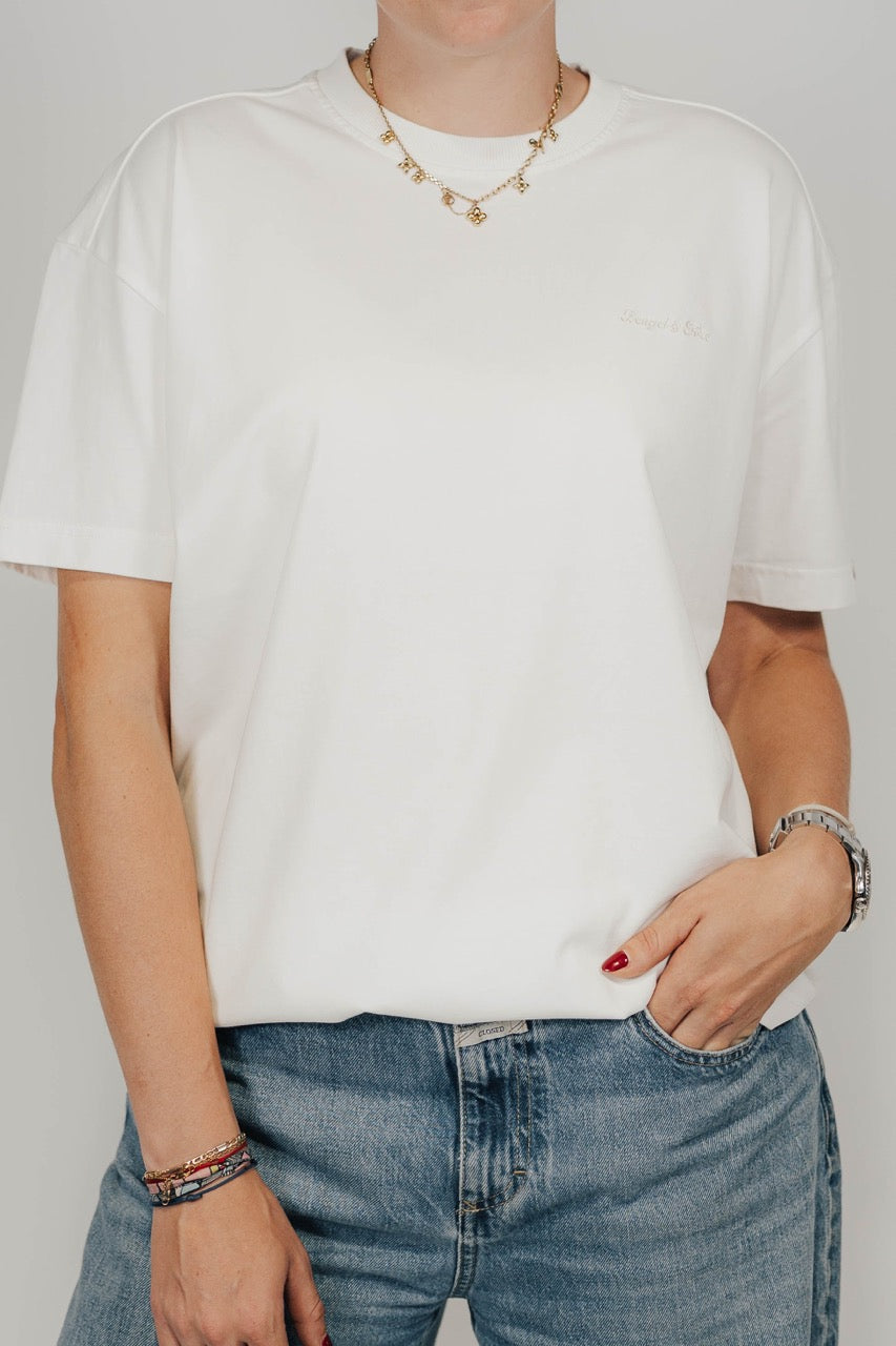 Detail des Ton-in-Ton-Schriftzugs „Bengel & Göre“ auf der Brust des Off-White Heavy Tee.