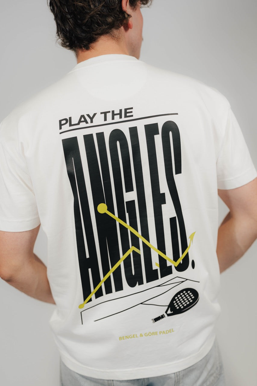 Rückseite des Off-White Heavy Tee „Play The Angles“ mit Padel-Schläger und neongelber Flugbahn, Mann.