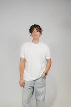 Mann im Off-White Bengel & Göre Heavy Tee mit Ton-in-Ton-Brust-Schriftzug, Vorderseite.