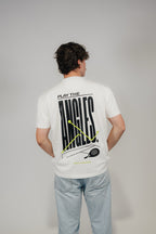 Mann im Off-White „Play The Angles“ Heavy Tee von Bengel & Göre, Rückenprint in Schwarz und Neongelb.
