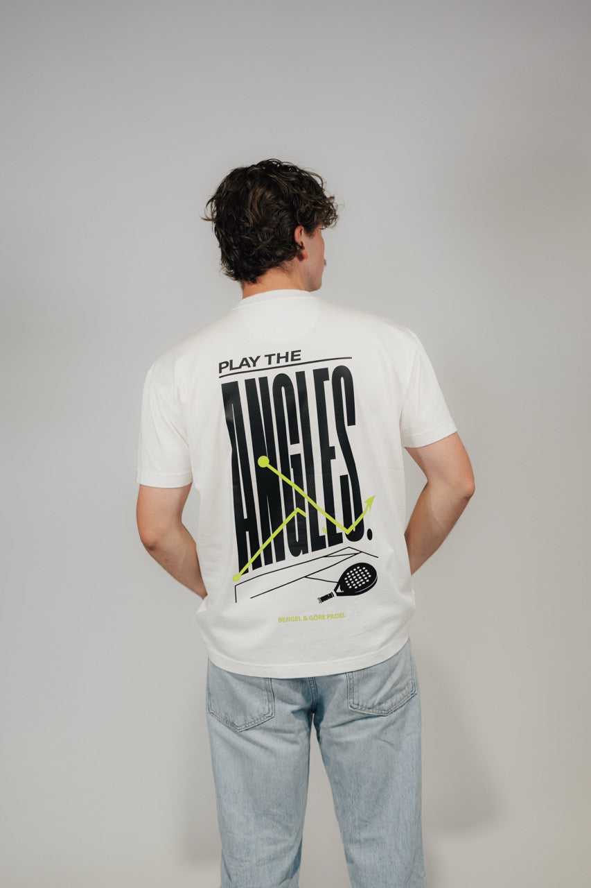 Mann im Off-White „Play The Angles“ Heavy Tee von Bengel & Göre, Rückenprint in Schwarz und Neongelb.
