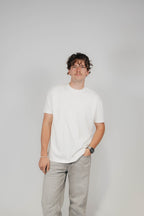 Mann im Off-White Bengel & Göre Heavy Tee, Hand in der Hosentasche, Vorderseite.