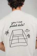 Nahaufnahme Rückenprint „you + me padel date?“ mit gezeichnetem Padel-Court auf Off-White Heavy Tee.