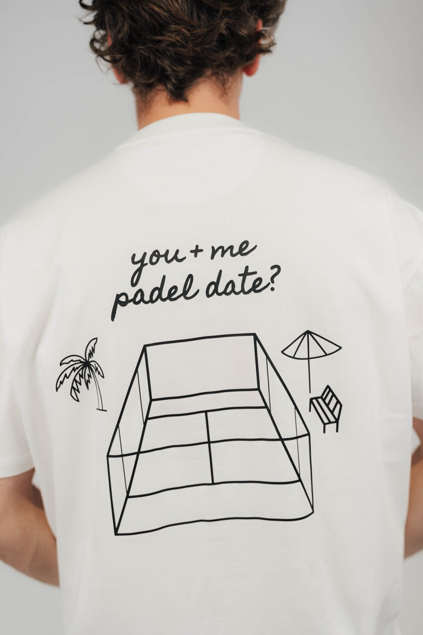 Nahaufnahme Rückenprint „you + me padel date?“ mit gezeichnetem Padel-Court auf Off-White Heavy Tee.