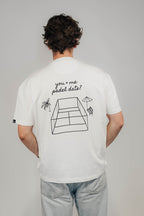 Mann im Off-White „You + Me Padel Date“ Heavy Tee von Bengel & Göre, Line-Art-Rückenprint.