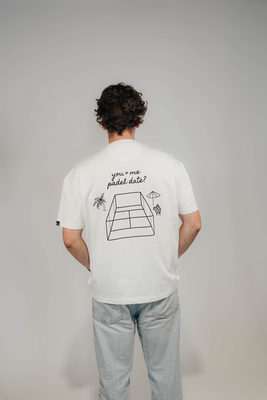 Rückansicht Mann im Off-White Heavy Tee „You + Me Padel Date“ mit Padel-Court-Zeichnung.